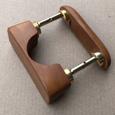 Double Central Chinrest – Violin - Boxwood - Bottom Mounted Gold Fittings